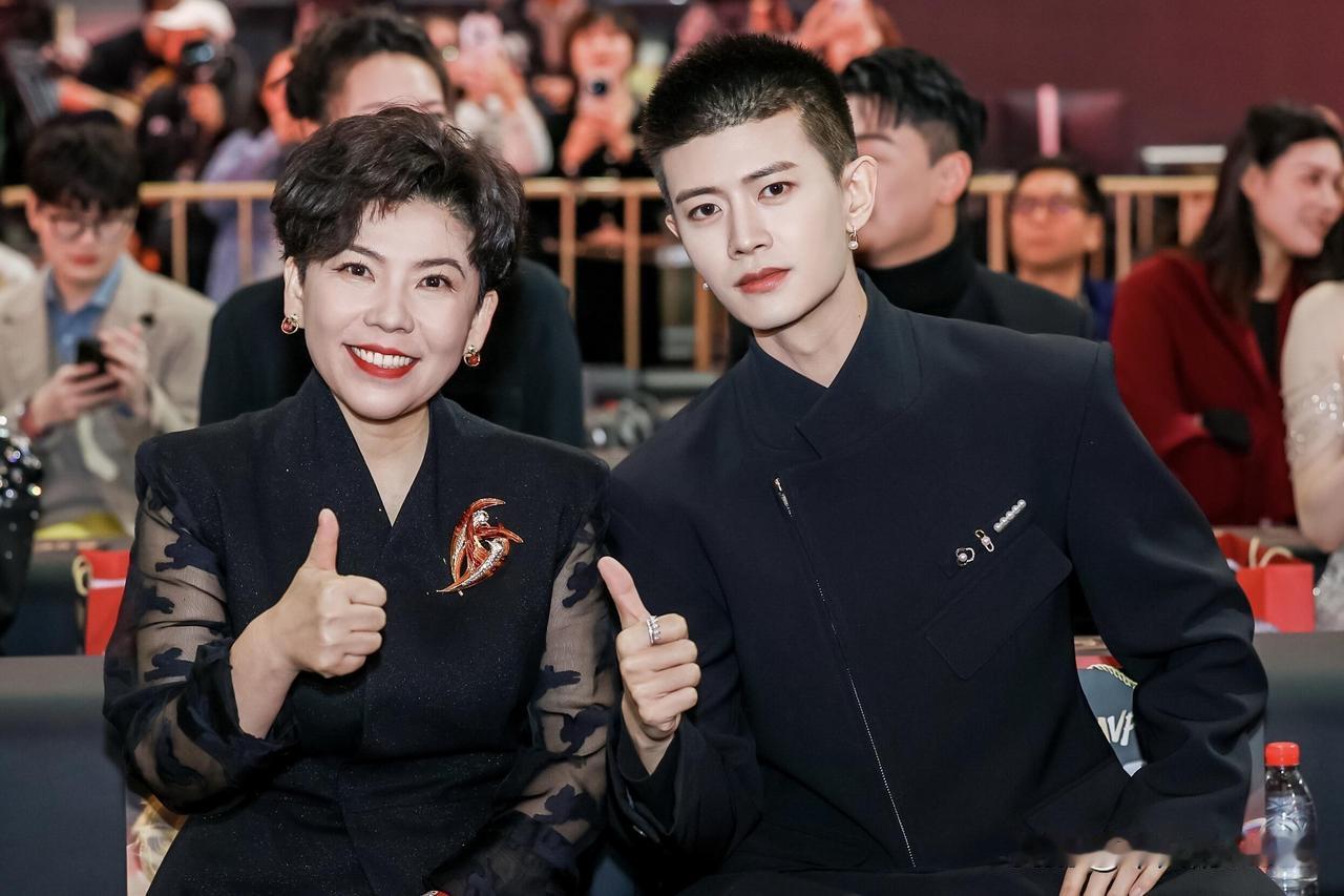 11月13日，奥运冠军邓亚萍分享了18张照片，并配文说道：“一年一度的体育、电竞