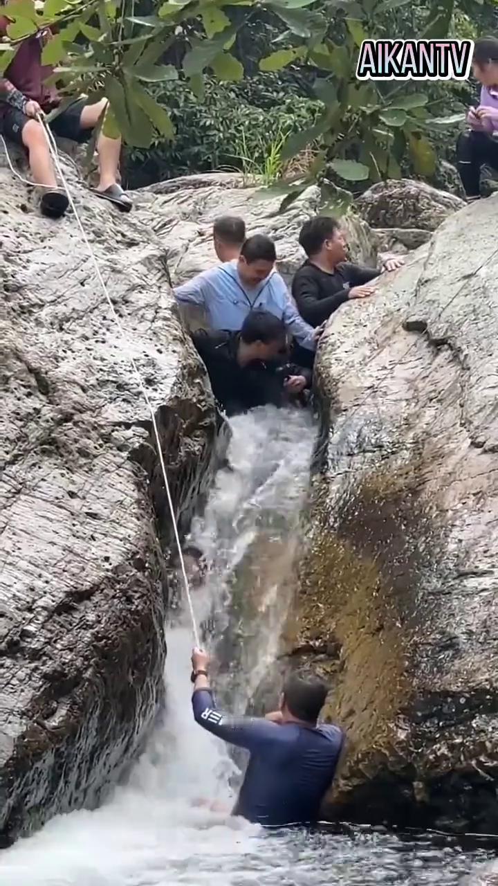 这是古怪，等我一下，使劲往上拉，拉住绳子，小朋友，把衣服脱掉，可以了，小心点，不