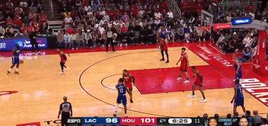#NBA# 这一球哈登能把球从人堆里扔出来，足以看出他的传球能力！[赞][赞]

