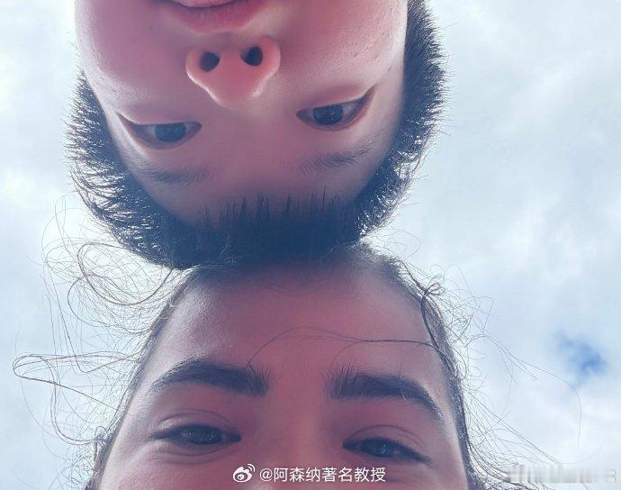 迪亚兹晒与孙颖莎合影 迪亚兹更新社媒晒与孙颖莎头顶头合影：冠军🏆澳门，明年见[
