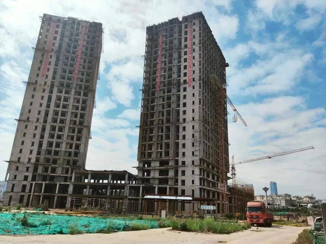 位于龙泉路与北三环交叉口的这个项目，中天理想城中心，终于经过7年停工后，复工建完
