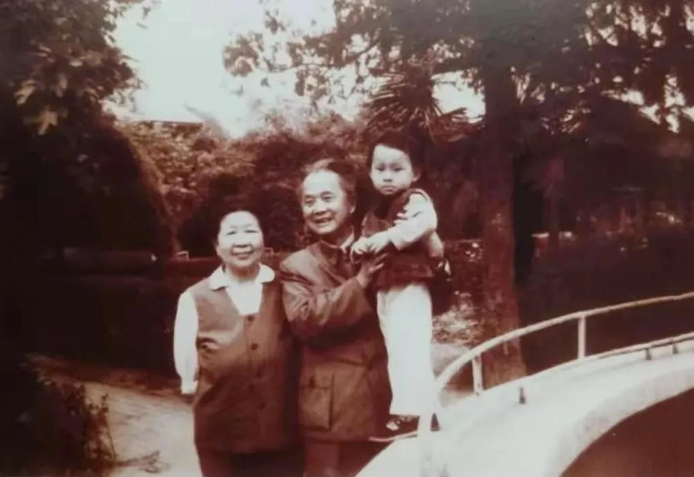 1986年，81 岁的舒同与第二任夫人王云飞及孙子舒晚在西安止园的合影。