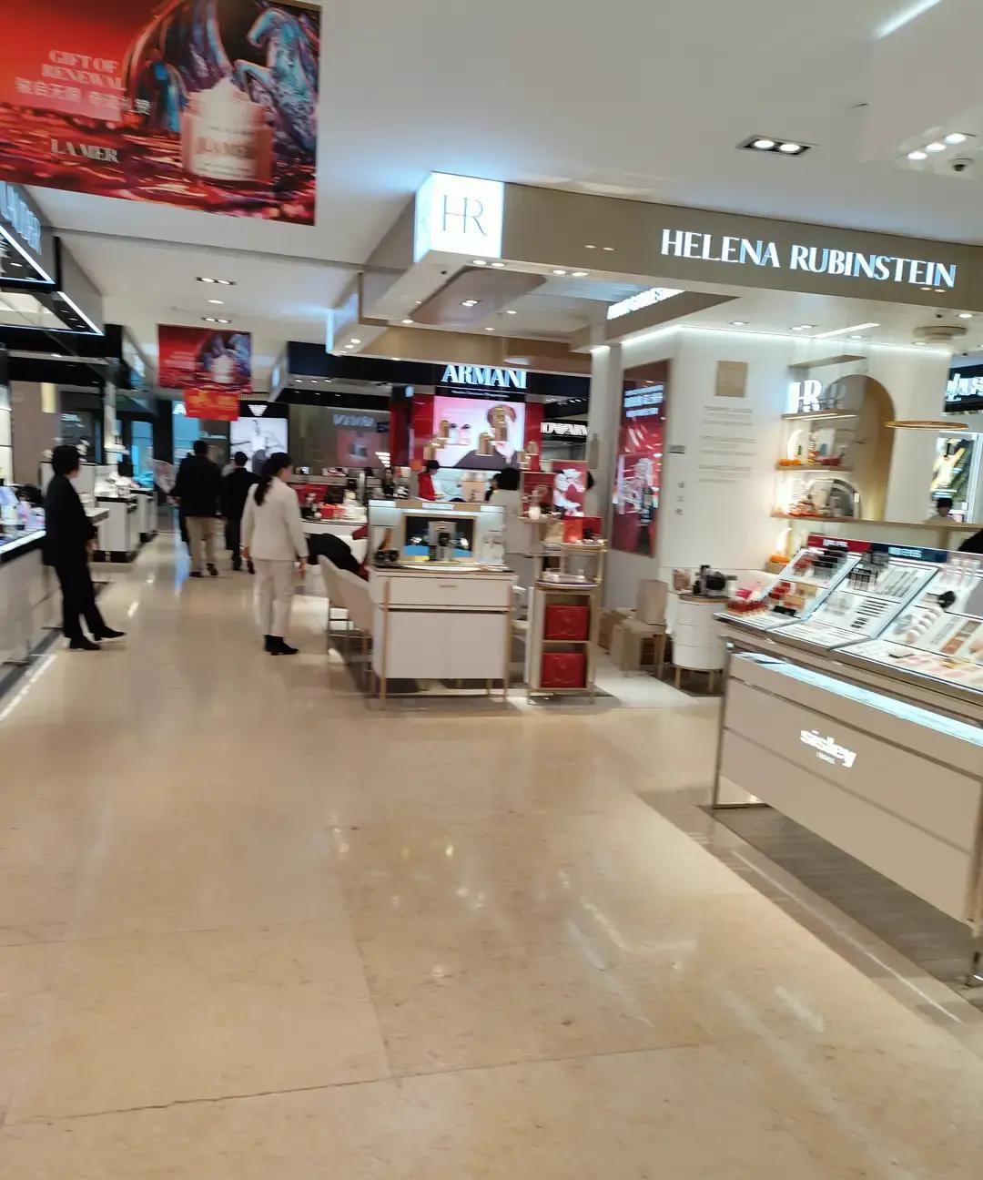 街今天下午人挤人，中兴商业城门口排起长队。

我凑过去一看，原来是清明小长假第一