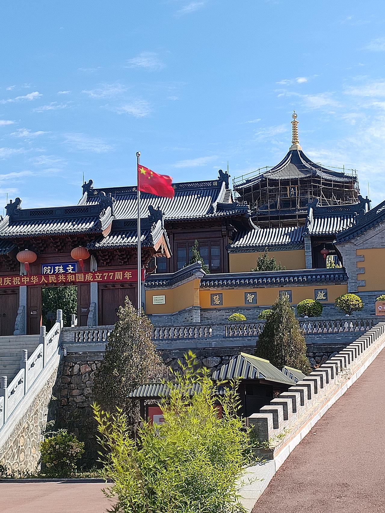 请教一个问题：何时能买？
周一会跌不能买。
周二会被周一波及，不能买。
周三是黑