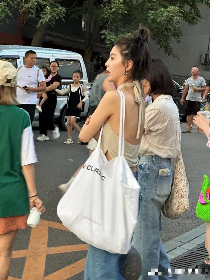 北京街头惊喜邂逅章若楠，荧屏中高挑的她，现实里却娇小玲珑，宛如邻家女孩般亲切可爱