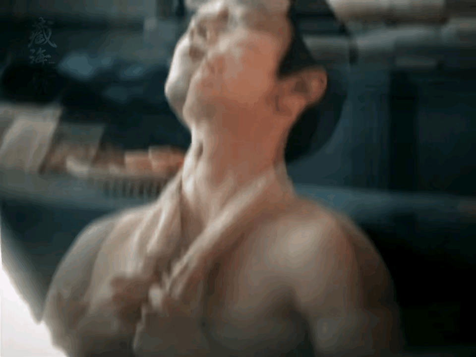也不管什么故事情节了，既然战战为了角色费劲增肌，片子都放出来了，那就不得不放一起