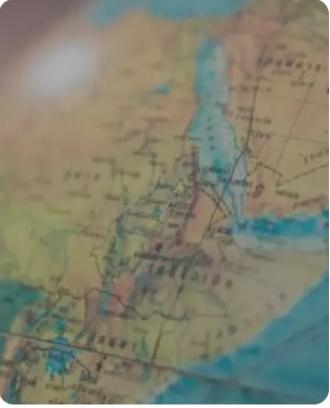 蔡愔
东汉永平年间，洛阳城的晨钟暮鼓里，尚且听不到梵音缭绕。那时的中土，儒术独尊