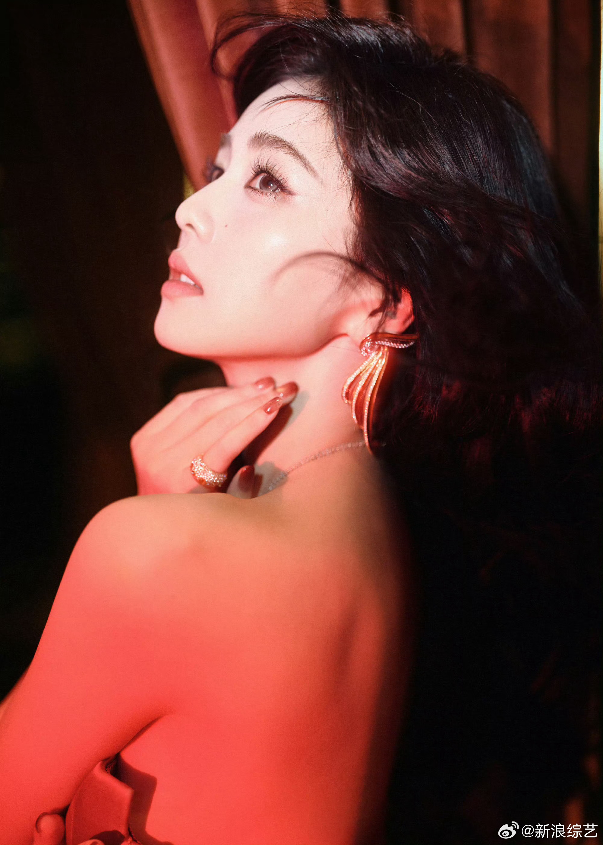 白鹿灼灼红裙微博之夜红毯 出发大片！红衣李佩仪来啦~ 