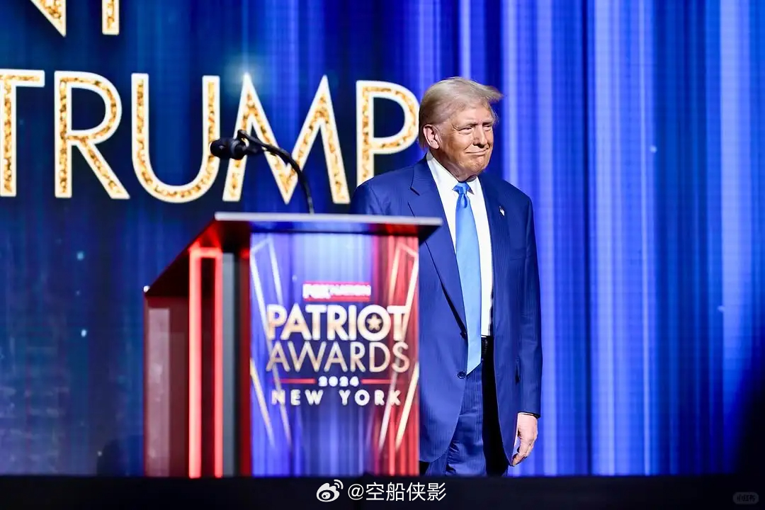 特朗普喜提“年度爱国者奖”唐纳德·特朗普总统确实在纽约举行的福克斯国家爱国者奖中