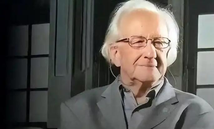 40 年前，他预言苏联十年后必亡，20 年后他再次预言，美国必然会在 2025 
