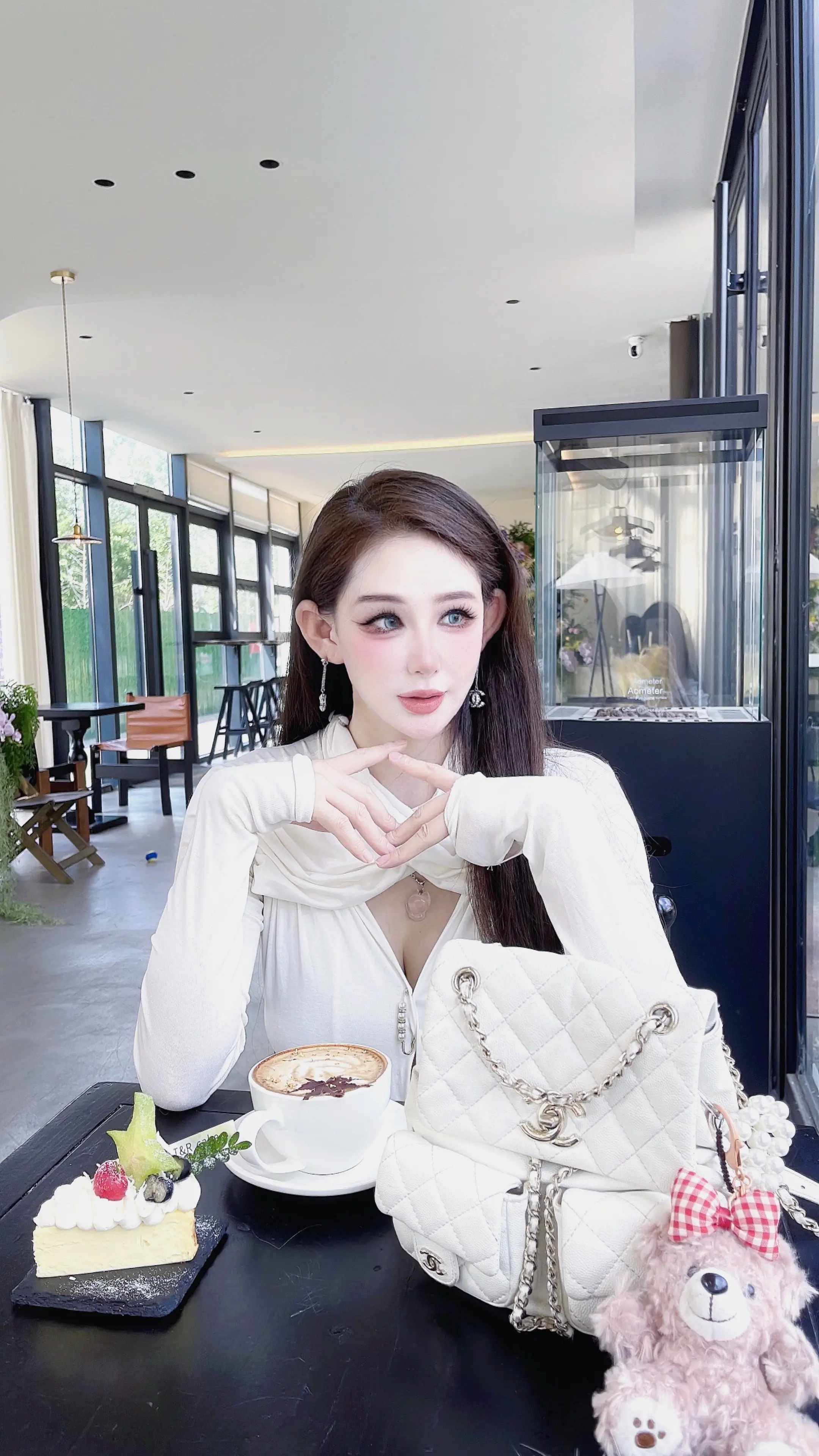 就这样乖乖的看着你。