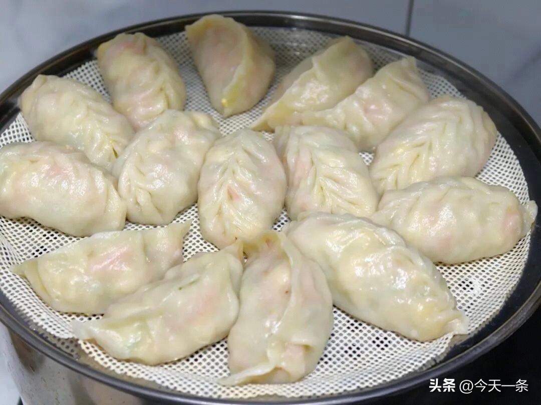 小巧玲珑聚作团， 
鲜香缕缕绕梁端。 
—屉蒸出世间味， 
胜却山珍无数盘。
[
