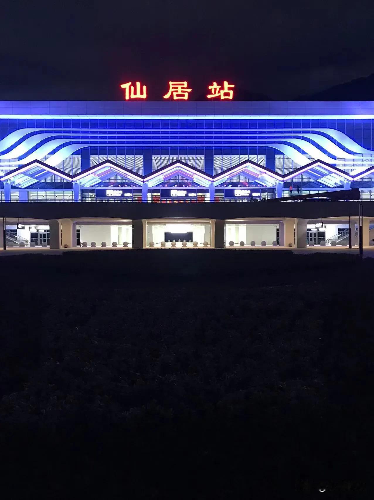 以前从仙居到杭州坐车站客车早上出发晚上到杭州一身灰头土脸，高速公路开通后三个多小