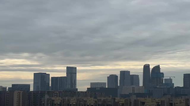 成都今天能见度比较好，可以看见远处的雪山🏔️。国庆节来成都旅游的朋友们，估计也可以在国庆节期间看到雪