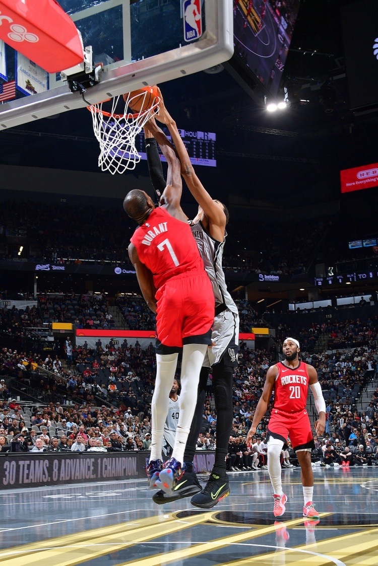 🤔美记：文班亚马在移动中接球威胁更大 这一点马刺应在战术上多加照顾美记Bryc