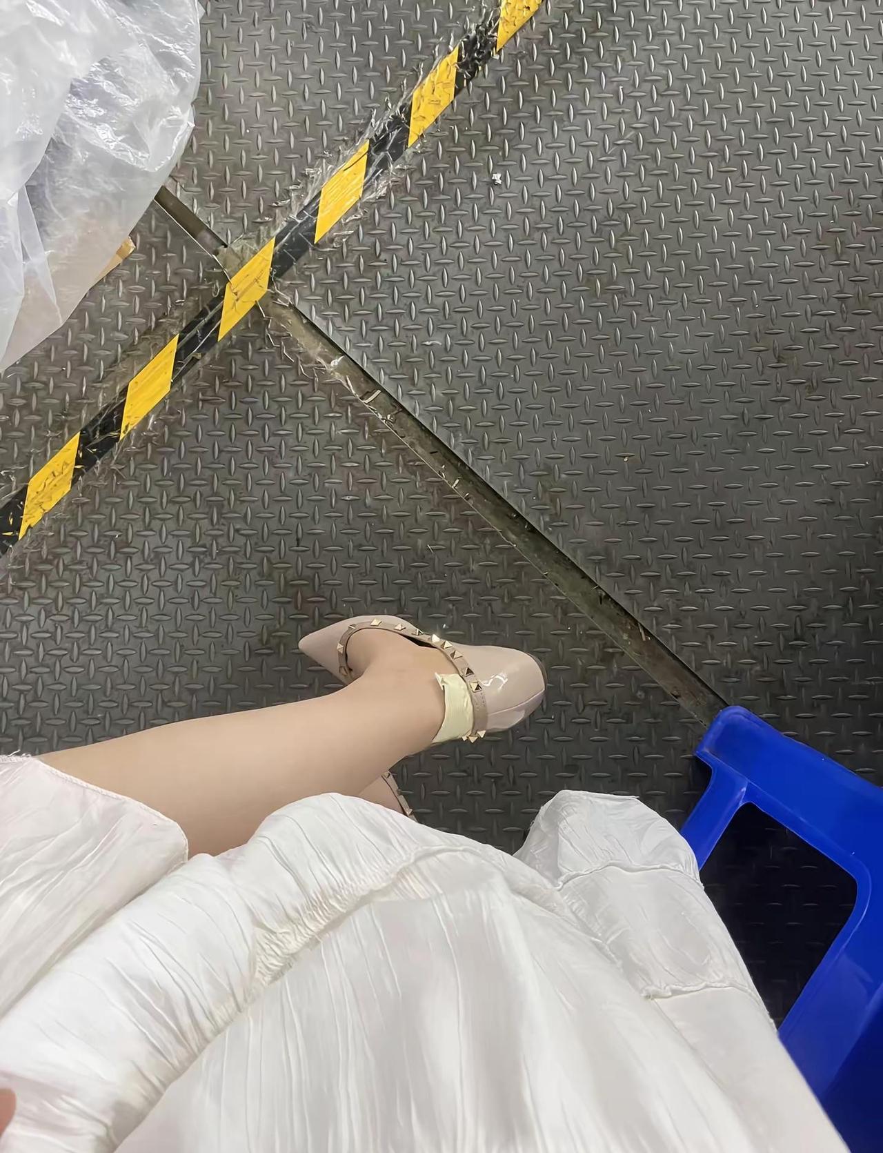 这双鞋子我特别喜欢   虽然总把脚磨掉皮  但是无所谓 因为我觉得磨脚的鞋也会有