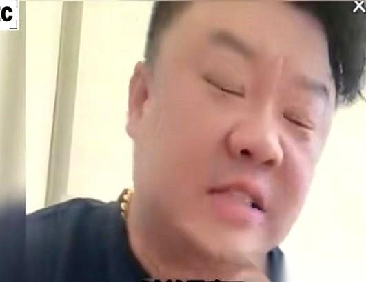 都以为他俩要玩完了吧？底裤都快被扒光了，这不散伙，难道还留着过年？
恰恰相反。