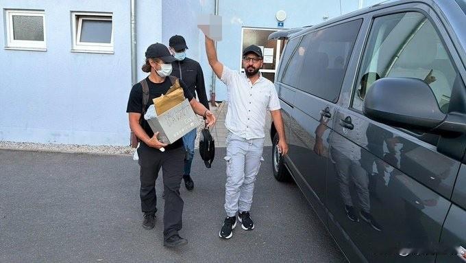 德国前总理默克尔彻底把德国“阉割”了！德国现在只能被迫向被定罪的IS成员支付60