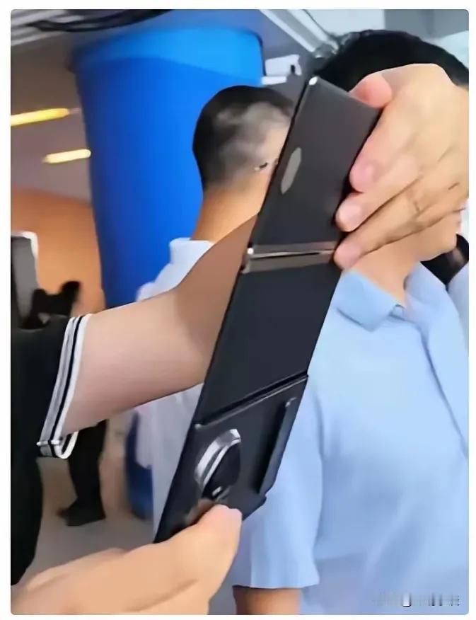 三折手机遥遥领先了几个礼拜，现在忽然安静了，估计他们在埋头设计研究四折手机，甚至