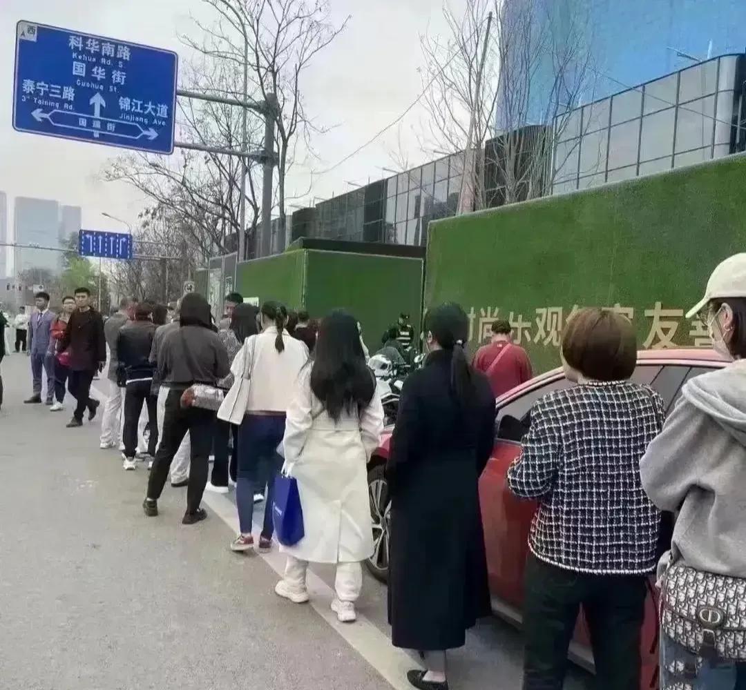 我的天呢！！大成都，有钱人太多了！！
图片是金融城三期！
单价破5万，套均破10
