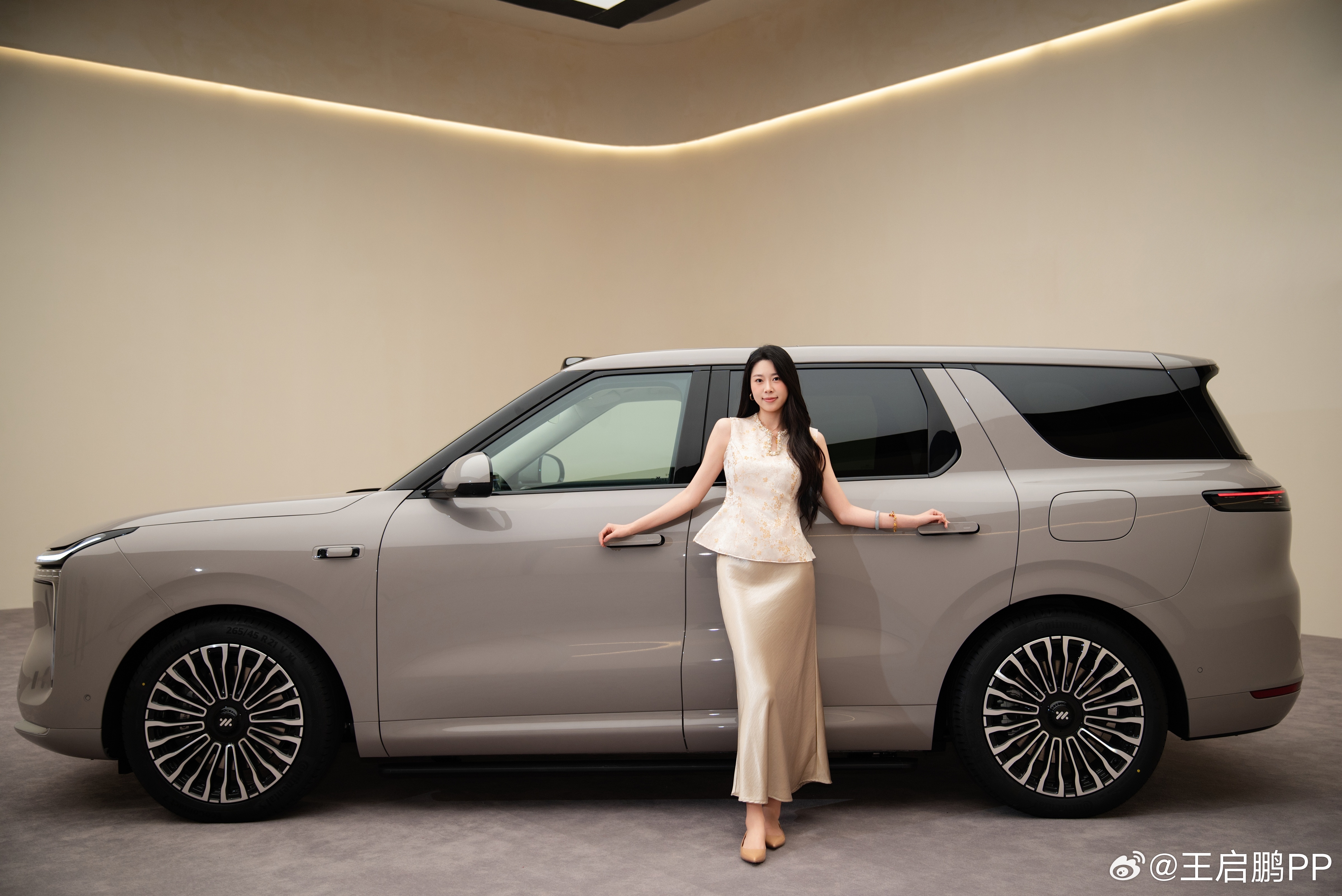 好看，不是拍的好，纯属我灯举的好一个黑人一个白人！这次智己LS8有很多技术，静态