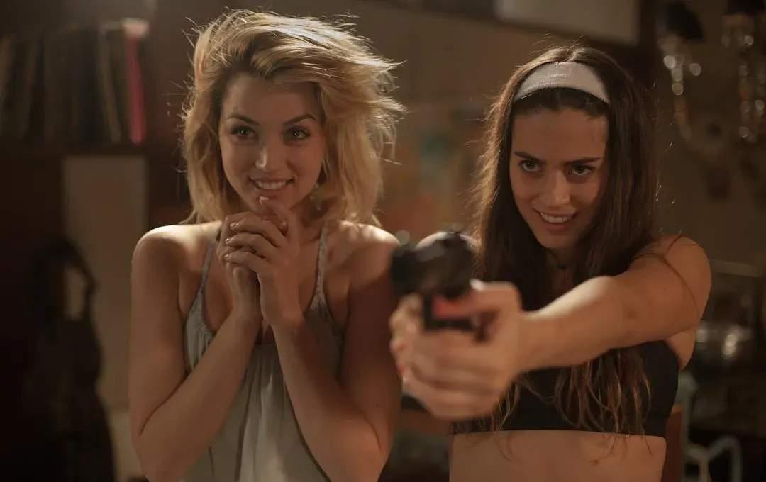 一个雨夜，你出于好心开门，迎接的不是两个湿透的少女，而是两个专程来“审计”你道德