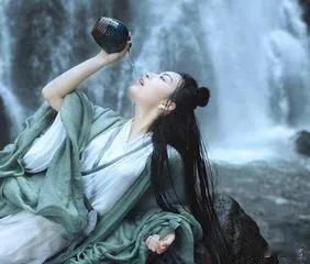 下联：命运宛如弦上音。
解析：“命运”与“人生”相关联，是对人生走向的一种概括性