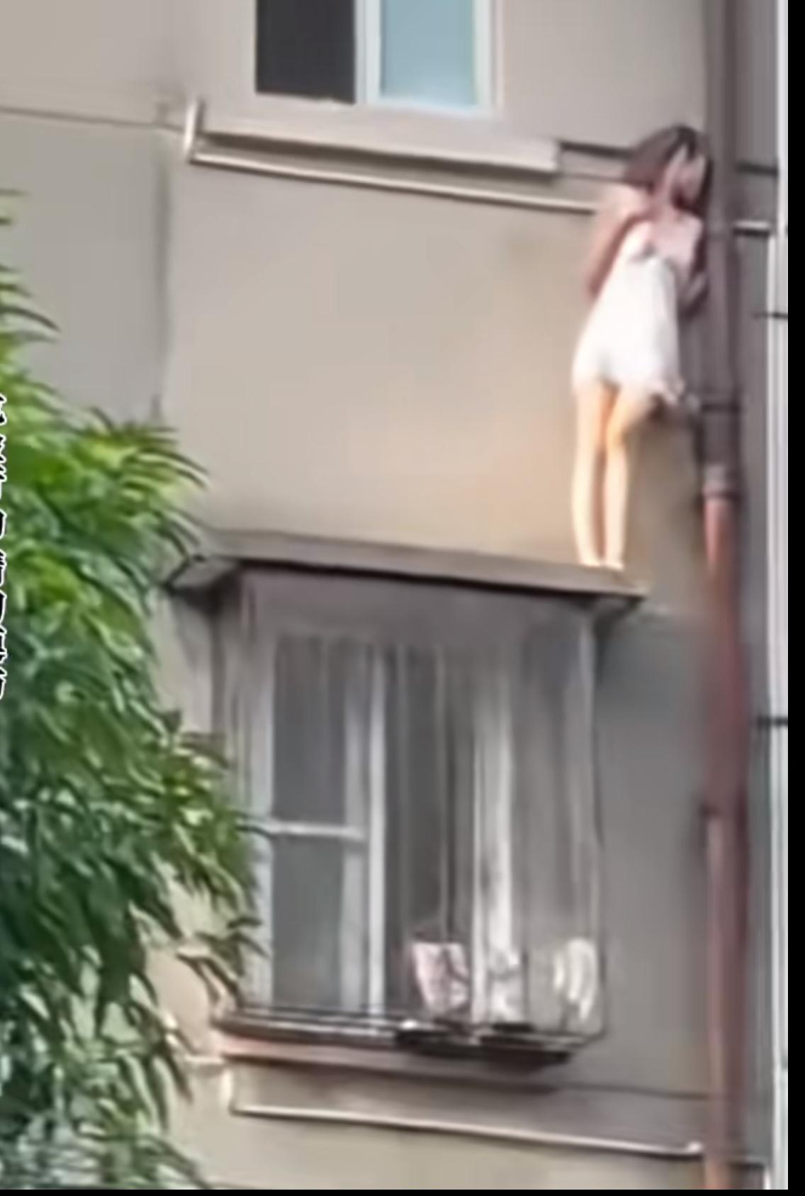 抛去三观不说，这女人的身材挺好的。

居民楼上突然出现一个年轻美女躲在窗户边，原