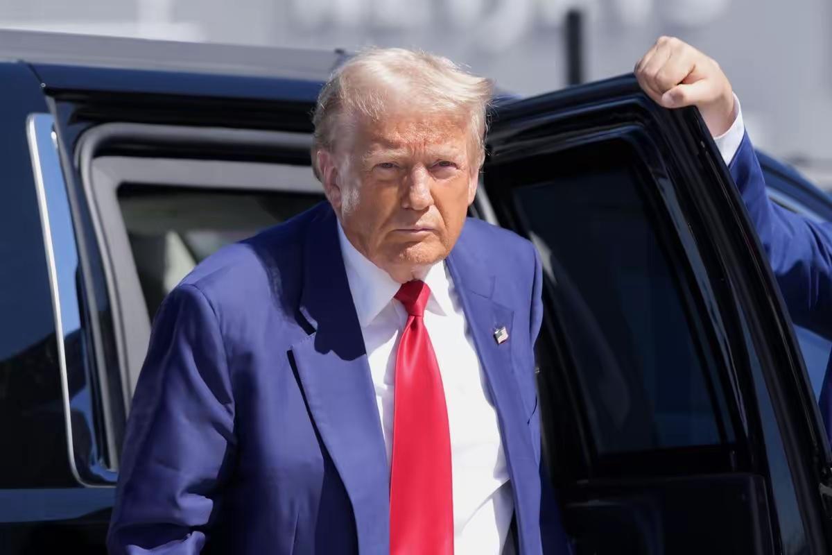 他纯粹是胡说八道！自苏联解体、华约解散以后，美国的霸权野心不断膨胀，先后通过和平