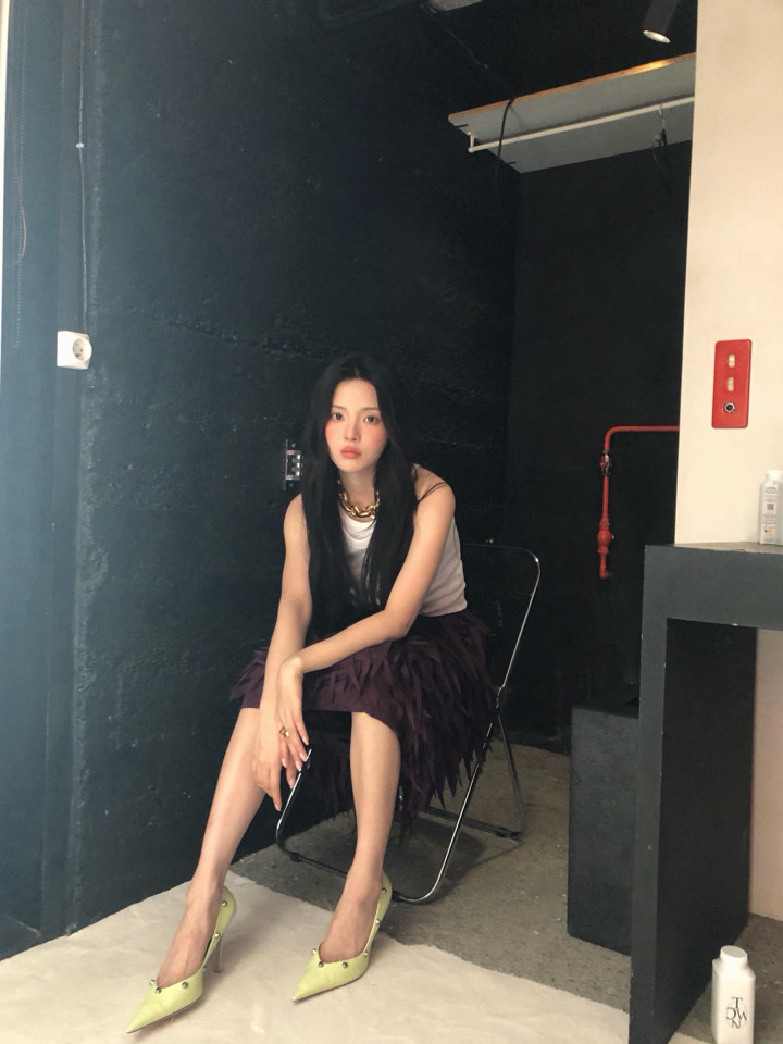 杨超越[超话]  我女这个时尚感💼当模特的一天 工作花絮🧩  杨超越新剧的解