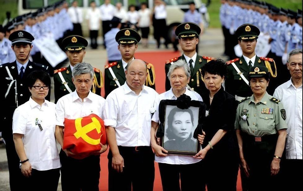白发苍苍的女儿抱着风华正茂的母亲遗像那一刻，我鼻子瞬间就酸了——这哪是简单的归乡
