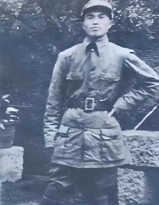 1955年全军评定军衔时，总干部部领导向毛泽东呈送授衔报告，当毛泽东的目光扫过皮