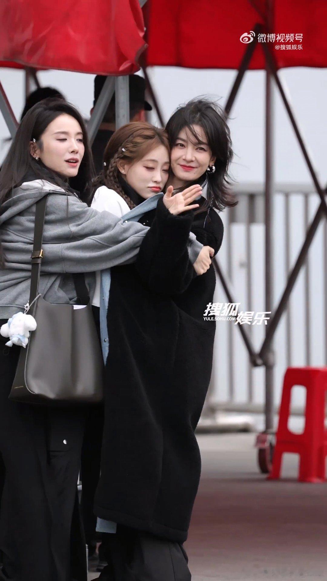 祝绪丹钻进李晟怀里祝绪丹李晟贴贴 今日浪姐上班，天气原因祝绪丹钻进李晟怀里，有点