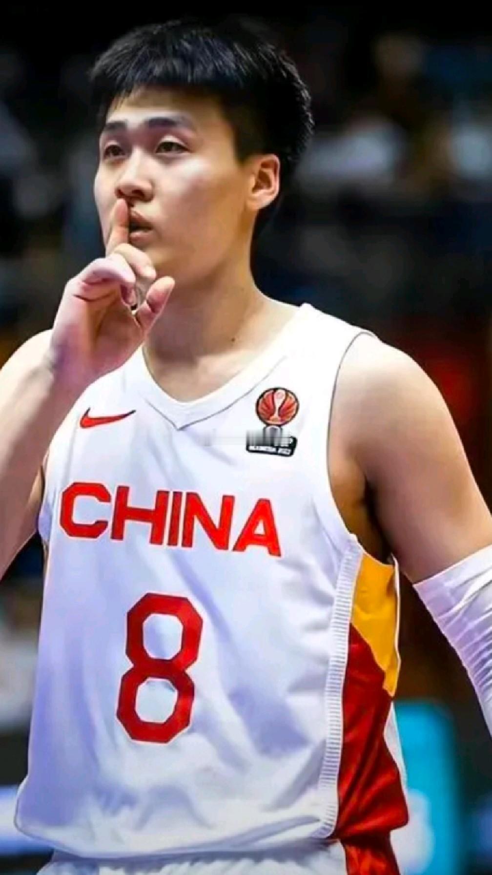 去年亚洲杯，中国队98:84大胜新西兰，时隔一年，对面少了一些主力，我们反而在主