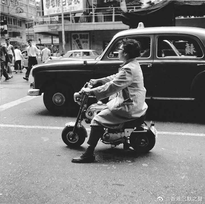 1961年的照片，當時法律沒規定要戴頭盔開摩。🇭🇰香港[超话] ​​​