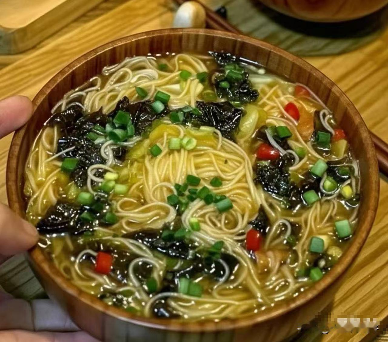 假期过完，今天要早起赶公交啦，想吃一个暖呼呼的早餐再出门，翻翻柜子还有一些上次没