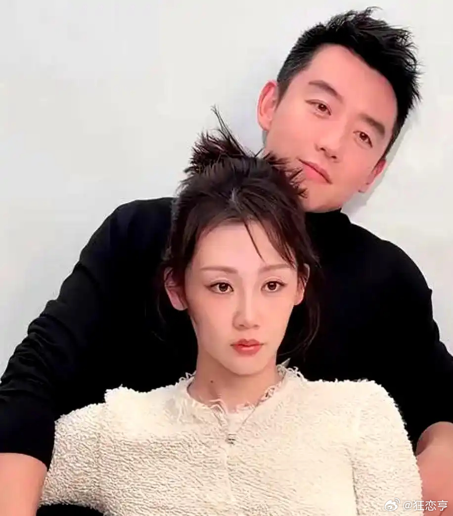 郑恺近日参与节目有感而发，笑言苗苗属于易孕体质。二人交往仅1个月即怀孕，平日只要