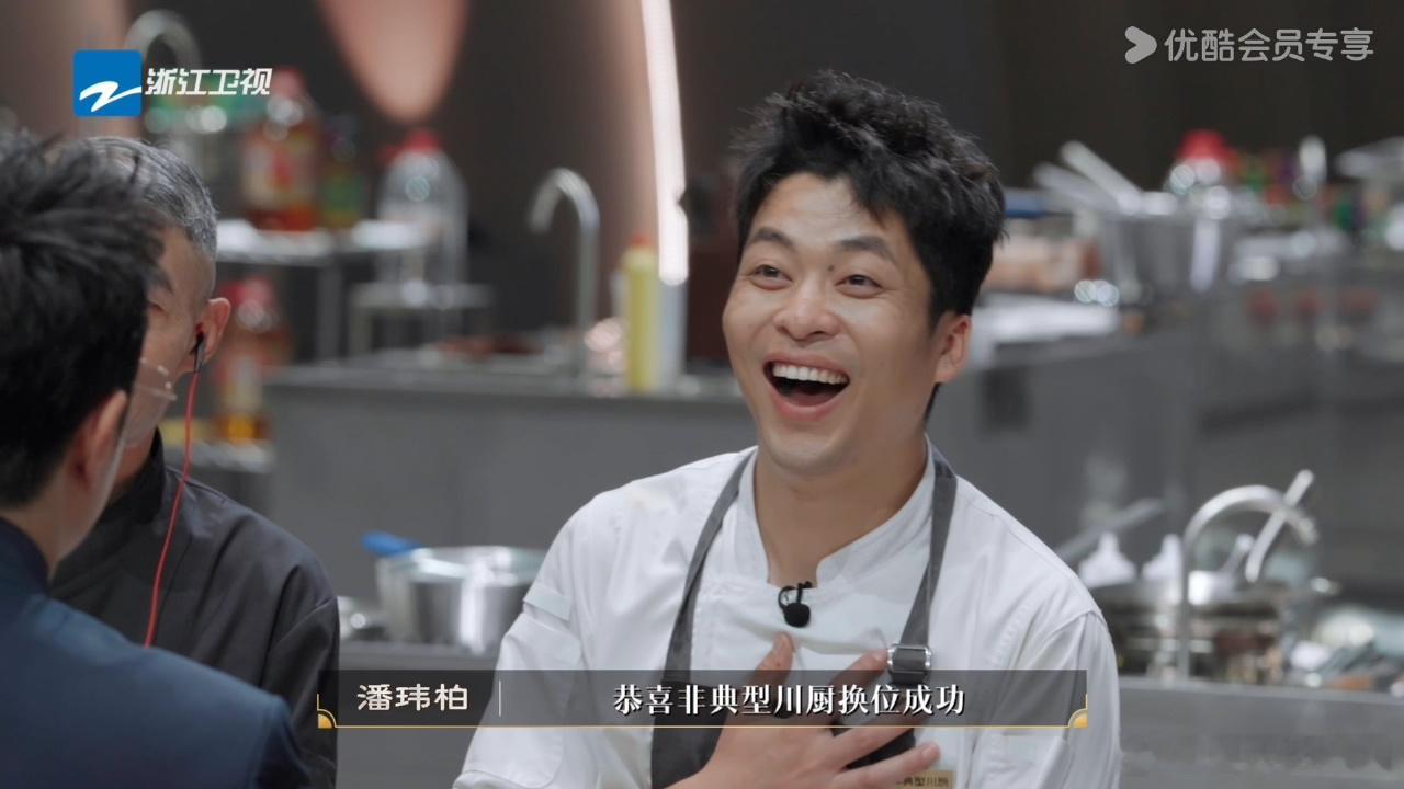 中餐混战川菜粤菜杀疯了川菜老师傅遭年轻厨子爆冷击败📸镜头下各式名菜香气四溢，传