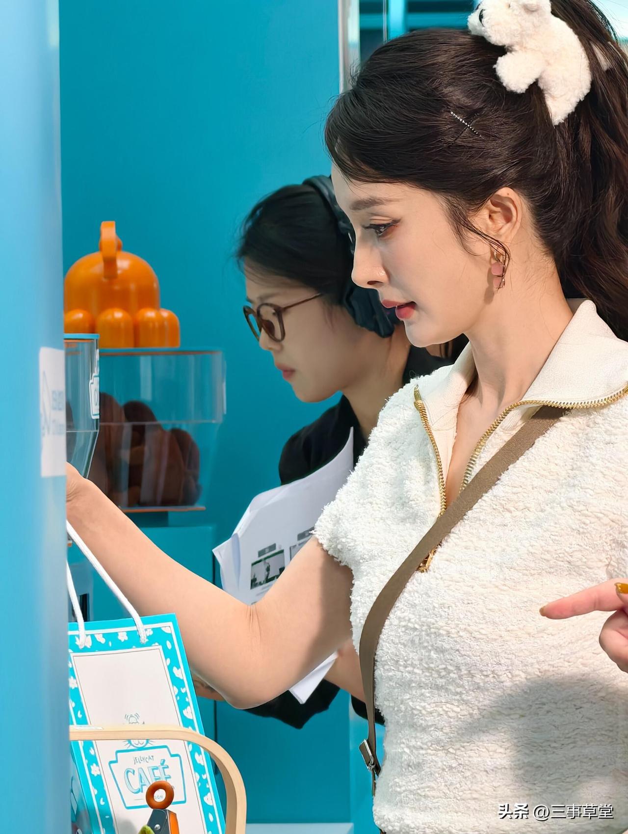 眼睛漂亮的中国女演员有哪些?杨幂 x jellycat活动生图！这个穿搭很接地气