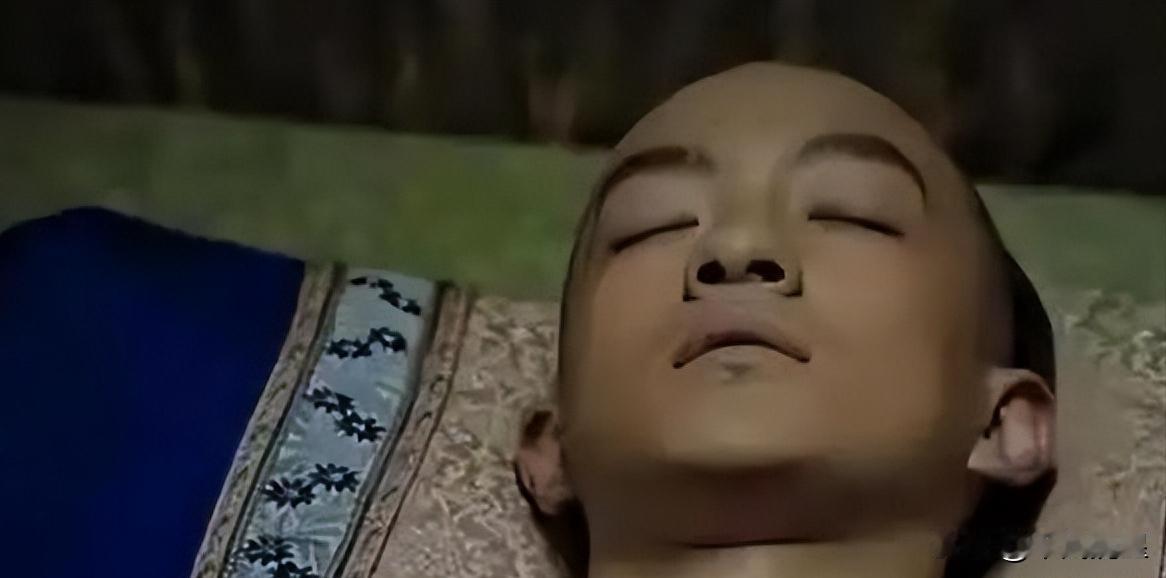 1766年，年仅25岁的永琪病逝，乾隆悲痛欲绝，按太子的规格举办了葬礼。可奇怪的