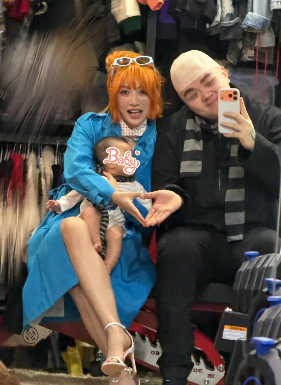 艾福杰尼一家三口cos神偷奶爸神偷奶爸！艾福杰尼晒出一家三口的万圣节cos！ ​