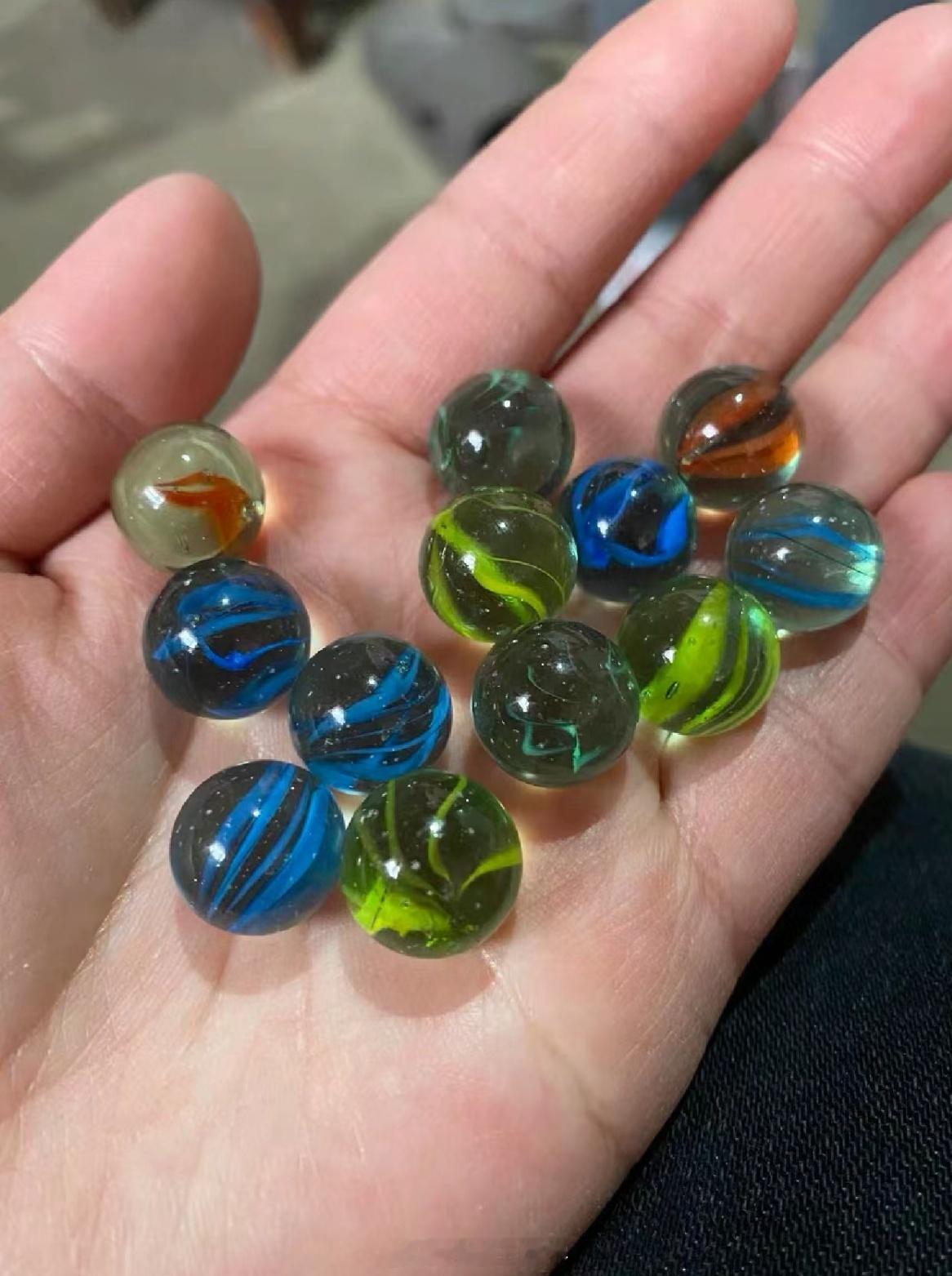 我发现现在小孩子玩的东西还是太不入流了，还带起一堆坏毛病我小时候都是玩的“打卡”