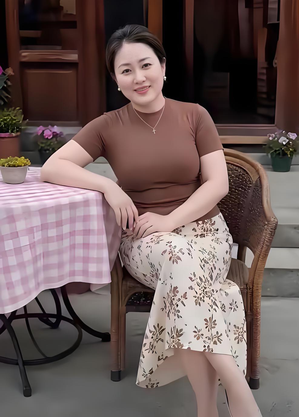 小院里那个穿碎花裙的女人，让我看到了中年最舒服的样子

周末去朋友家串门，她家有