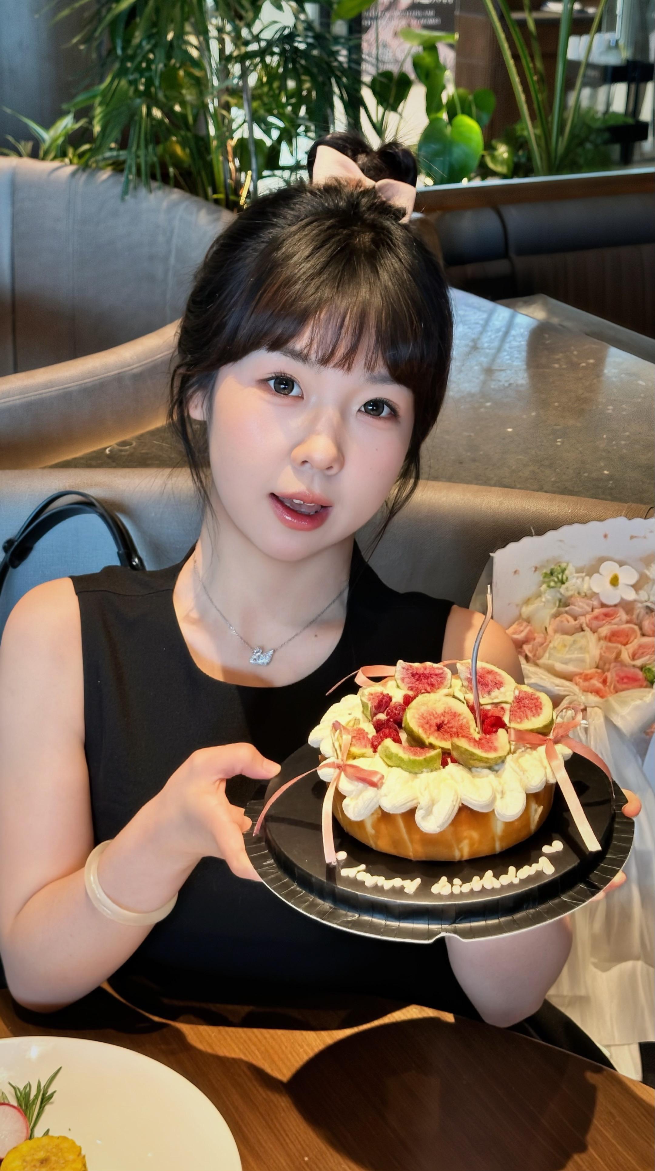 我出生在最明媚的季节 幸福如漫野繁花 自在盛放