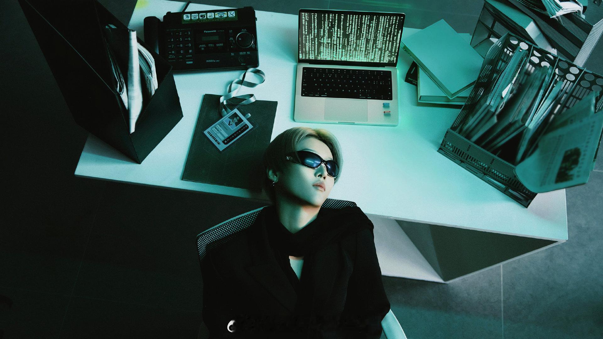 刘雨昕wallpaper中文版设计大奖姐好帅！未来感女战神[酷] ​​​