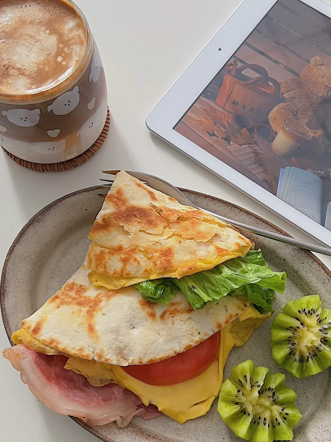 早餐｜芝士火腿蛋全麦卷饼🌮｜冰椰汁拿铁☕️