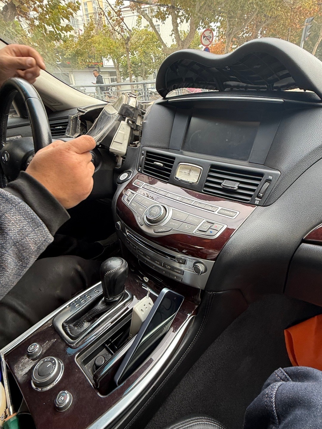 今天给家里老英菲尼迪Q70开出来修修，一直很喜欢这种老车的商务范。修的时候跟师傅