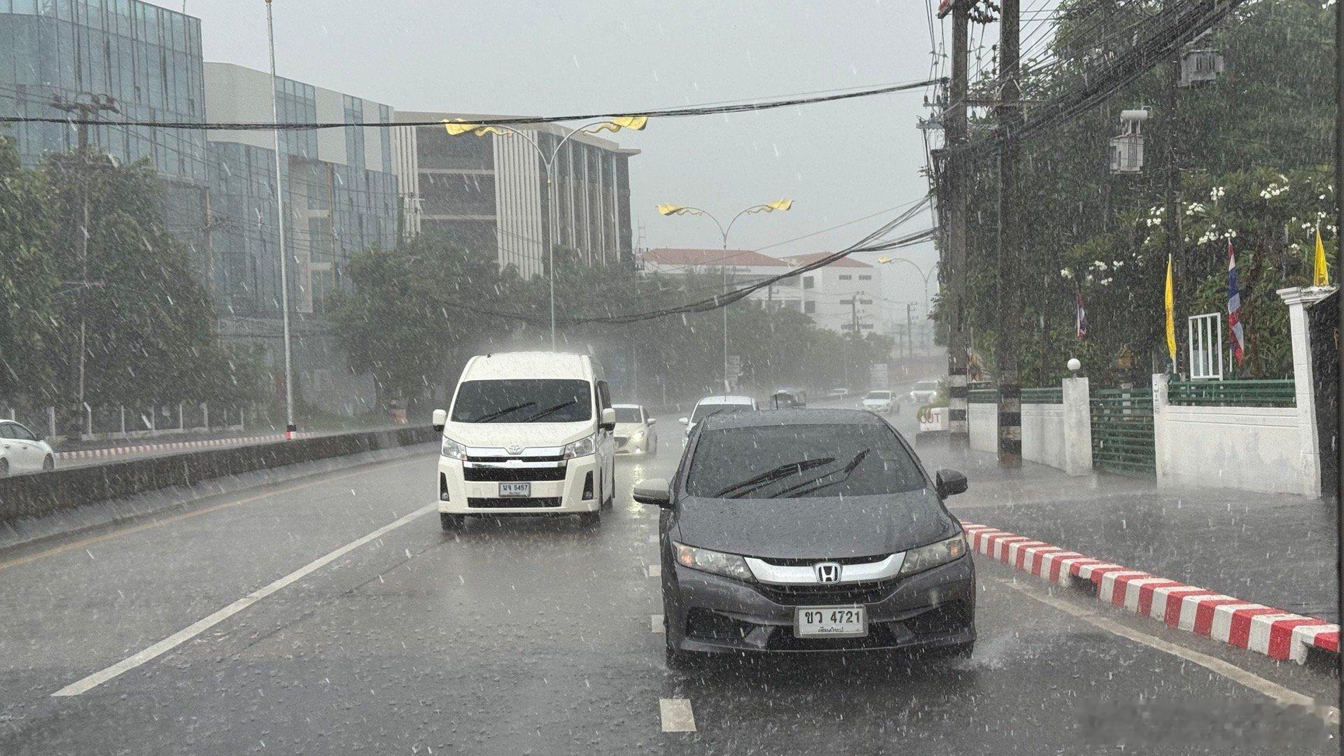 清迈这几日实在太大雨了…我决定回广州避一下风头顺路吃一顿茶餐厅实在太久没吃，甚是