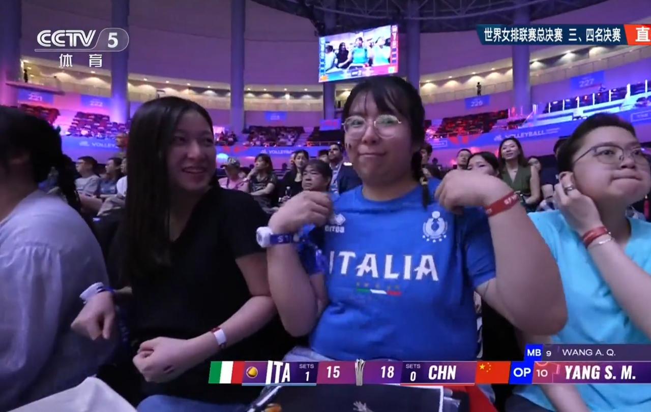 为了找骂骗流量，这个现场观众也是拼了！世界女排联赛总决赛，有一个东亚面孔观众在比