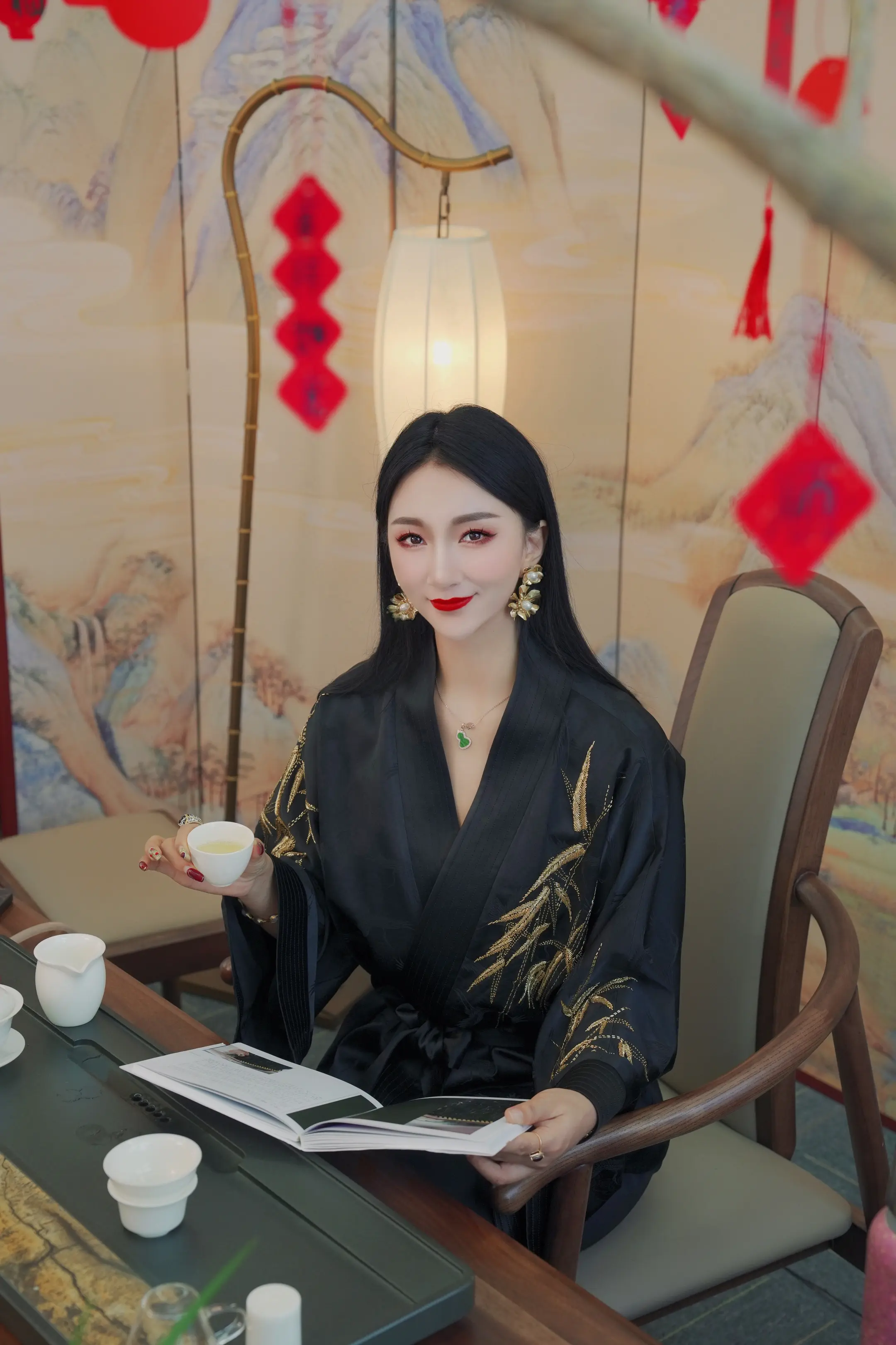 留三分匪气镇小人。 养七分侠骨行天下， 带三分痞性戏红尘。 存半点猖狂...